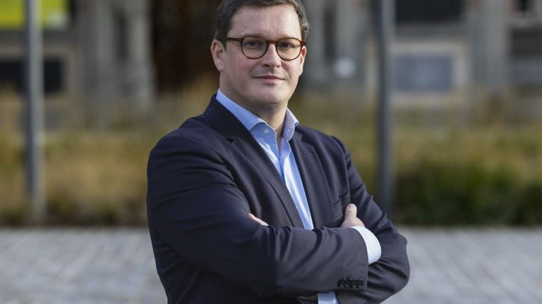 Sondage : Arnaud Deslandes en tête pour les municipales à Lille selon plusieurs scénarios.