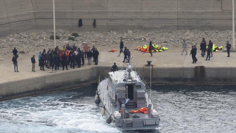Israël détient deux militants de la Flottille pour Gaza interceptée en mer Égée.