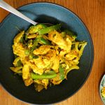 Le Poulet citronnelle cambodgien (Char Kroeung Sach Moan) au menu des restaurants phnompenhois.