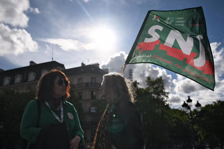 Rassemblement à Paris pour défendre la liberté de la presse