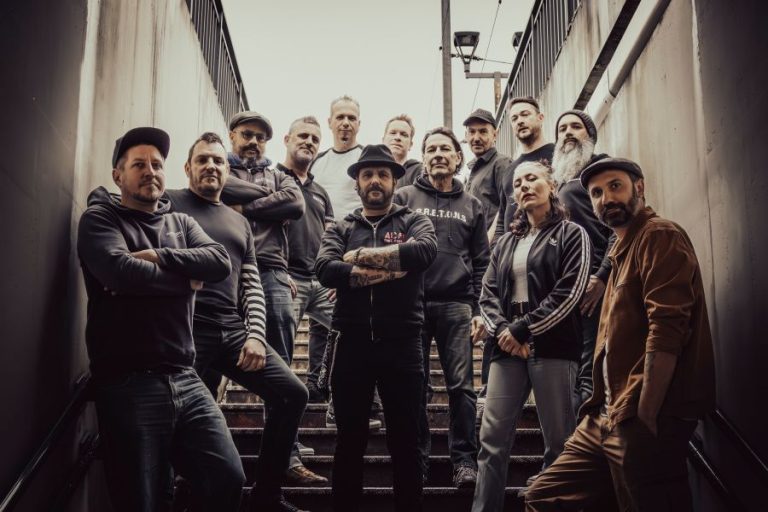 Brest ne figurait pas initialement sur l&rsquo;album des Bretons, selon les producteurs.