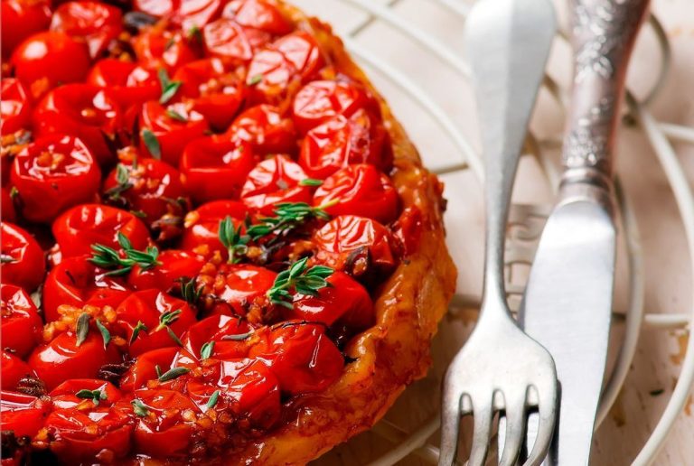 Tarte tatin aux tomates cerises et fromage : un classique du printemps à découvrir.
