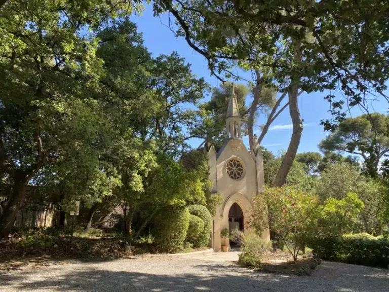 Balades printanières dans le Var : Roseraies en fleurs et restanques à découvrir en mai 2026.