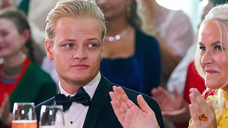 Le fils de la princesse héritière de Norvège plaide non coupable lors de son procès pour viol.