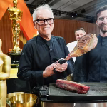 Wolfgang Puck prépare le dîner pour les gouverneurs des Oscars à Hollywood.
