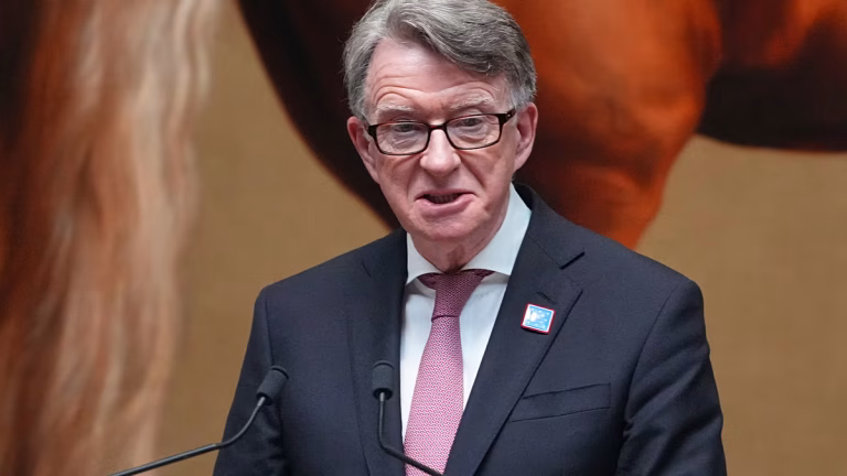 Peter Mandelson quitte la Chambre des Lords en raison de son lien avec le scandale Epstein.