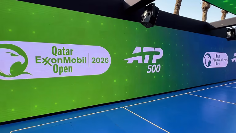 Alcaraz et Sinner s&rsquo;affrontent à Doha lors du Qatar ExxonMobil Open 2023.