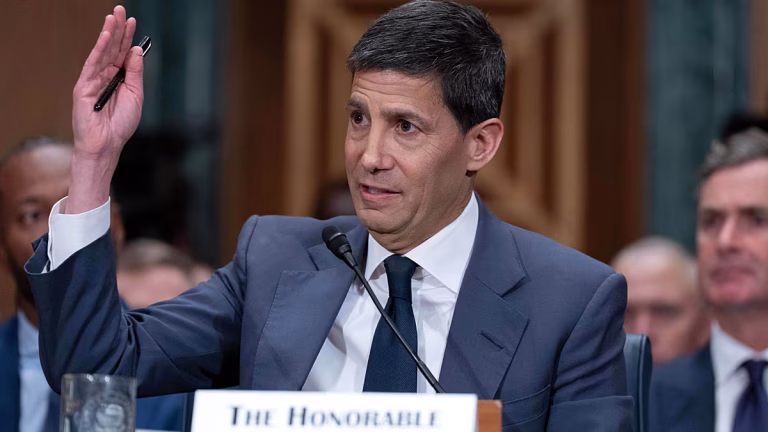 Warsh, candidat à la Fed, conteste l&rsquo;étiquette de « marionnette de Trump » au Sénat.