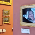 Des militants présentent au Louvre la photo d&rsquo;arrestation d&rsquo;Andrew Mountbatten-Windsor.