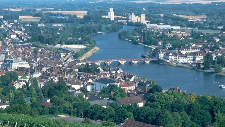 Maëlys partage des moments de convivialité avec ses amis et sa famille à Joigny.