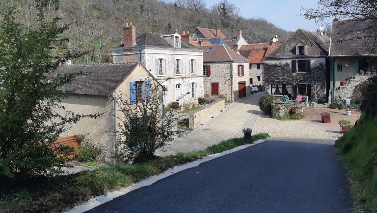 Gargilesse, classé parmi les plus beaux villages de France, attire des visiteurs en quête de patrimoine.