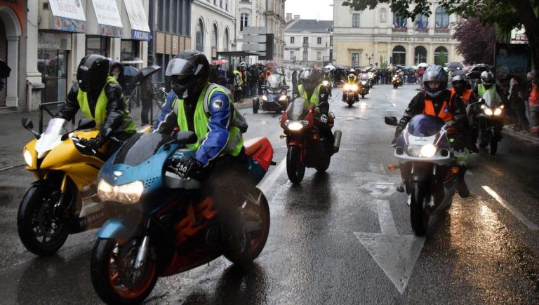 Une goutte de sang géante se déploie à Laval pour « Les Motards ont du cœur »