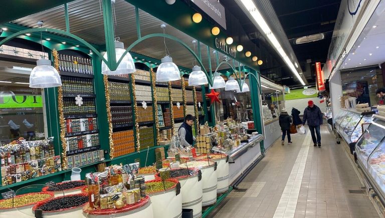 Les Halles de Nîmes : un marché local alliant traditions culinaires et convivialité.