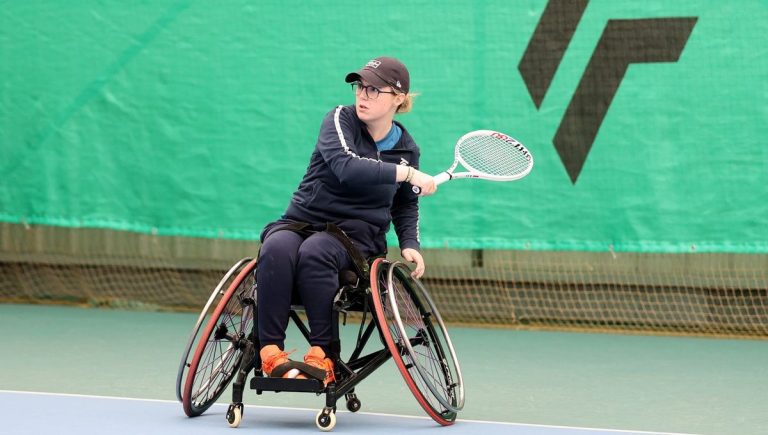 Marie Hérissé, joueuse de tennis-fauteuil au Havre, publie un livre sur sa vie.