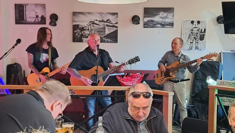 Tribute « Dis-moi Renaud » organisé au bar Le Jurassien à Besançon ce week-end