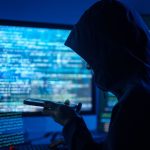 L&rsquo;IA amplifie les cyberarnaques : faux colis et faux banquiers en France.
