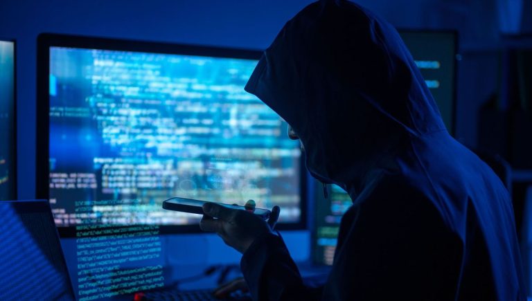 L&rsquo;IA amplifie les cyberarnaques : faux colis et faux banquiers en France.