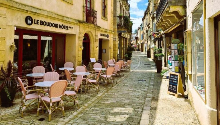 Nathalie et Mathieu quittent leur emploi pour ouvrir « Le Boudoir » à Belvès en Dordogne.