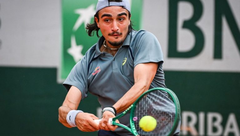 Daniel Jade, 17 ans, se distingue à Roland-Garros avec une performance remarquée.