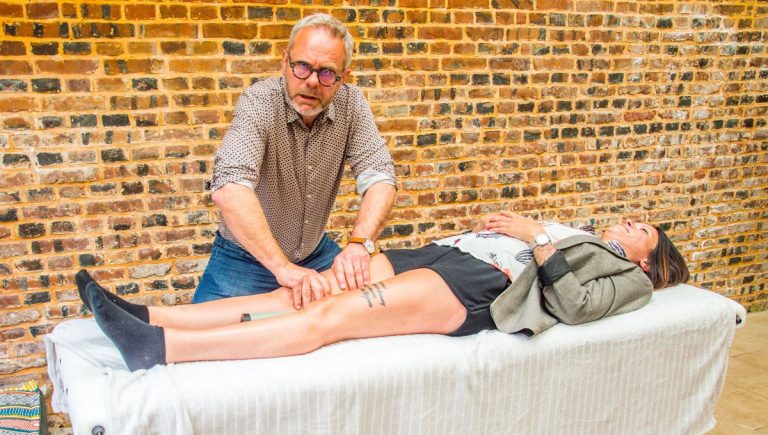 Le massage californien reconnu pour ses bienfaits sur la santé mentale et physique en France.