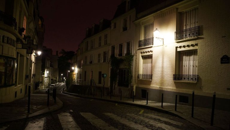 Un meurtre mystérieux à Paris relance l&rsquo;enquête sur une série de disparitions non résolues.