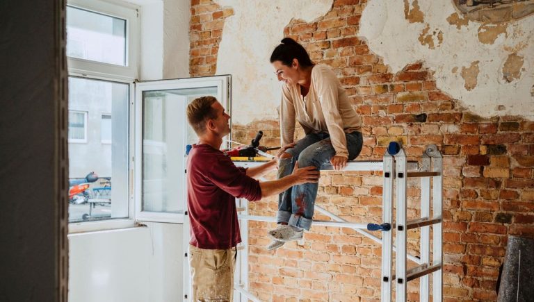Rénovation complète d&rsquo;un bâtiment : étapes clés pour réussir du sol au plafond en France.