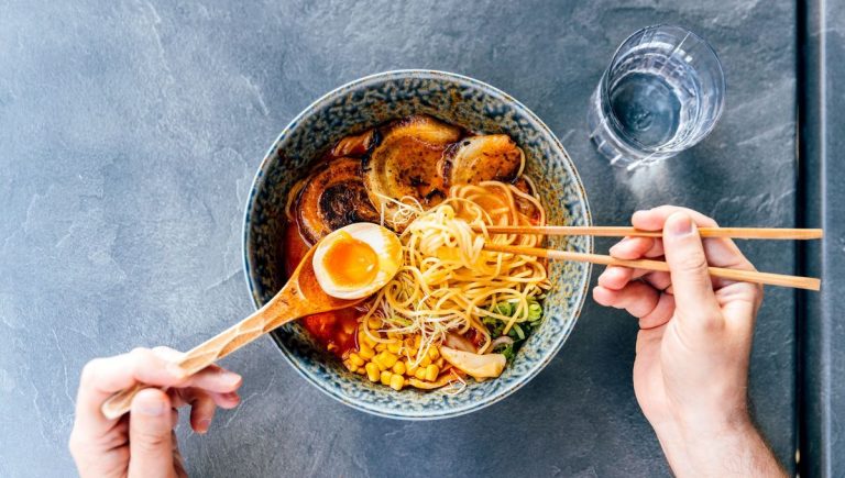 Le Ramen, soupe japonaise, : analyse de ses bénéfices et risques pour la santé.