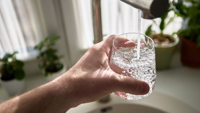 Avec les PFAS dans l&rsquo;eau du robinet, il est préférable de ne plus en consommer ! Vrai ou faux ?