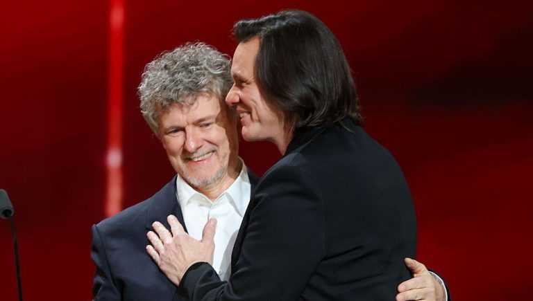 Michel Gondry présente son nouveau film au Festival de Cannes, une œuvre audacieuse et innovante.