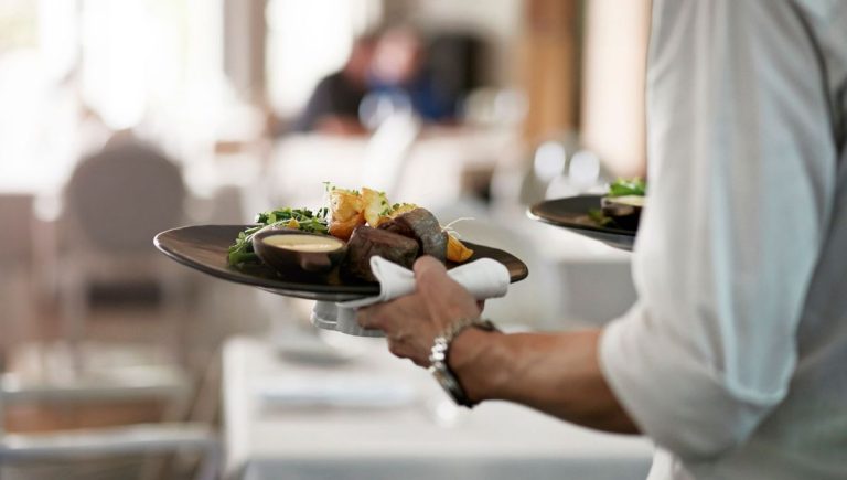 CDI pour serveur/serveuse à La Courtine : recrutement ouvert dans le secteur de la restauration.