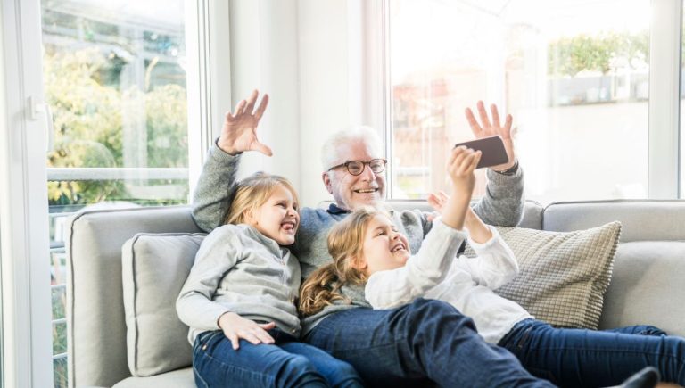 Les grands-parents modernes en France : plus jeunes et plus connectés, redéfinissent leur rôle.