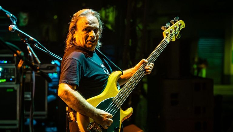 Alain Llorca de GOLD présente un concert de Dan Ar Braz à Trévarez en Bretagne.