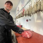 Romain Nobili, artisan boucher et éleveur, présente son travail à Nessa.