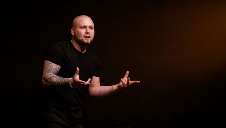 Annecy : Jérém Rassch présente sa comédie « Panik sur la Hotline » au public local.
