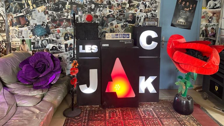 À Vierzon, une carrosserie devient studio de répétition pour le groupe Lesjack.