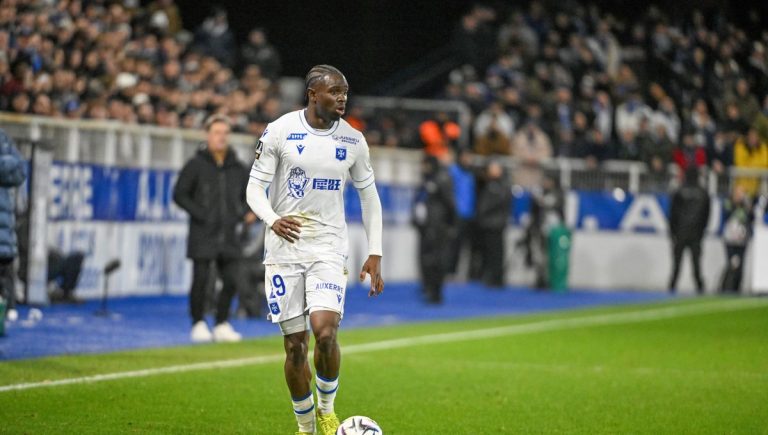 AJA et OGC Nice en lutte pour la survie en Ligue 1 : une place à sauver.