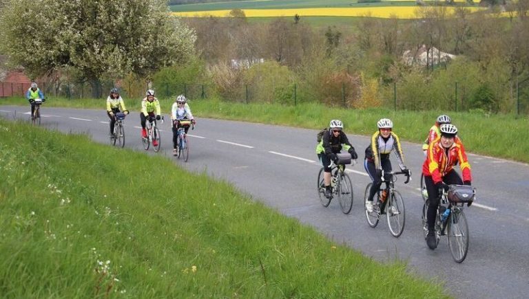 Voyage à vélo : la France met en place des itinéraires sécurisés pour les cyclistes.