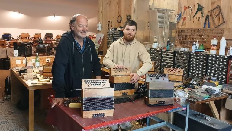Ploneis : un jeune facteur d&rsquo;accordéon relance l&rsquo;atelier familial de fabrication artisanale.