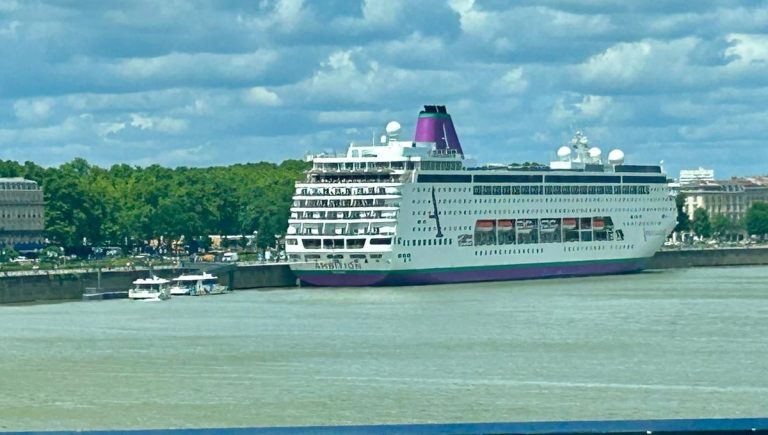 Les croisiéristes de « l&rsquo;Ambition » à Bordeaux débarquent après plusieurs jours d&rsquo;attente.