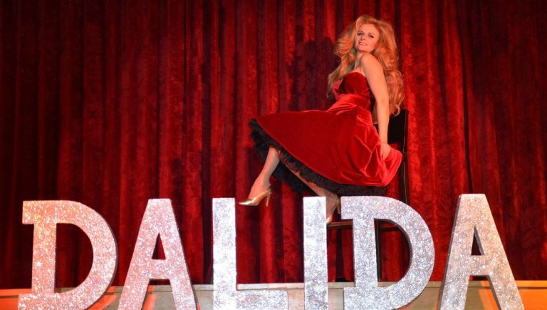 Sandy Sims interprète Dalida lors d&rsquo;un concert le 29 mai à Barville-en-Gâtinais.