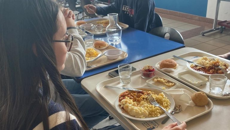 Repas à 1 euro pour les étudiants : une Toulousaine souligne l&rsquo;accès à la viande.