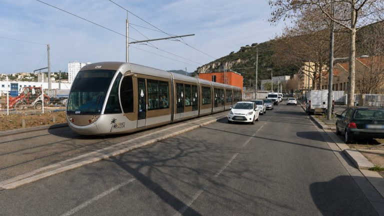 Nice : Une voiture percute un tramway à l&rsquo;arrêt, un blessé signalé.