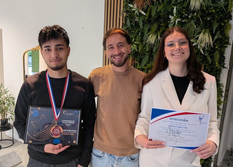 Pauline et Sacha, apprentis coiffeurs, médaillés aux championnats de France 2023.