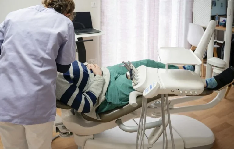 À Nantes, des dentistes licenciés pour avoir refusé des couronnes dentaires « made in China »