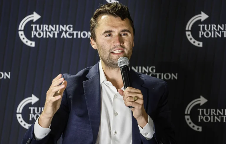 Disney dément la production d&rsquo;un biopic sur Charlie Kirk.