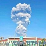 Éruption d&rsquo;un volcan en Indonésie : trois randonneurs perdent la vie.