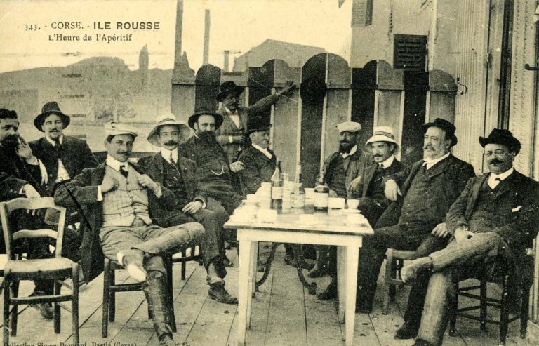 L&rsquo;Heure de l&rsquo;Apéritif à L&rsquo;Île Rousse : un événement gastronomique soutenu par la mairie locale.