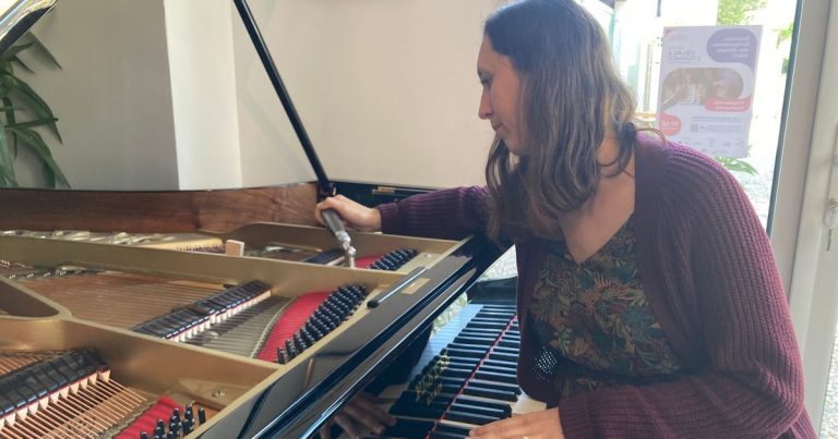 Journées européennes des métiers d&rsquo;art : immersion dans le métier d&rsquo;accordeur de pianos en France.