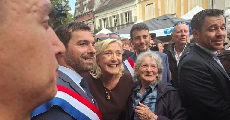 Marine Le Pen rencontrée par des centaines de sympathisants à la foire de Sens ce samedi.