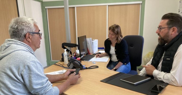 Les permanences des mairies déléguées de Cherbourg-en-Cotentin attirent un large public.